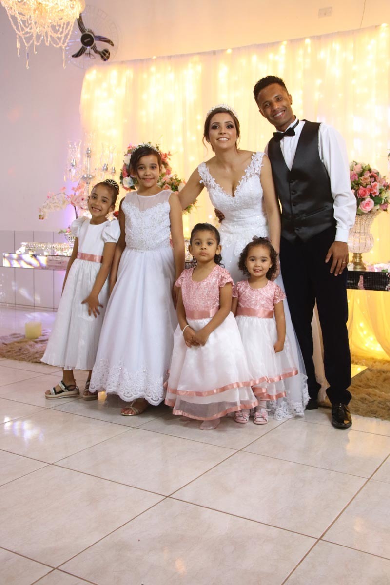 noivos com damas de honra