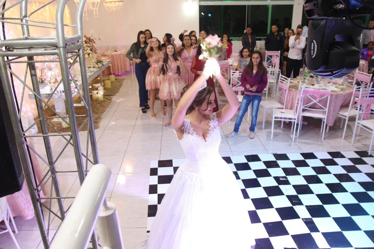 noiva jogando boque de flores