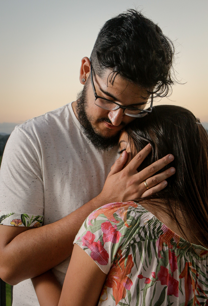 pose romantica para ensaio pre wedding 