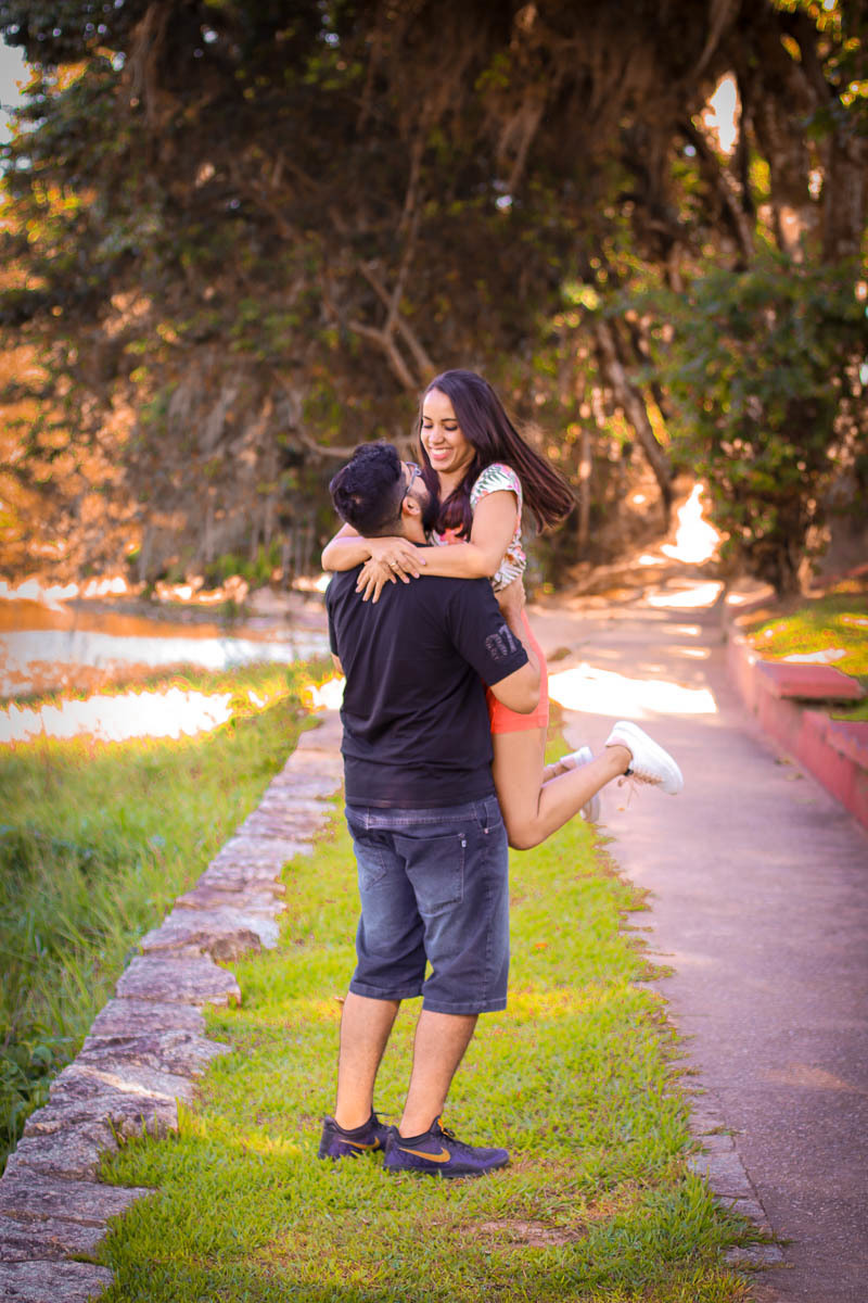 noivo com noiva no colo