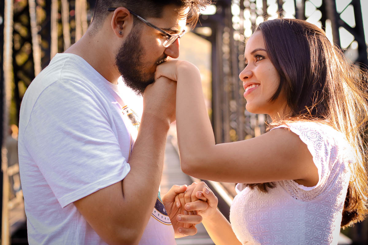 casal se beijando nos trilhos do trem