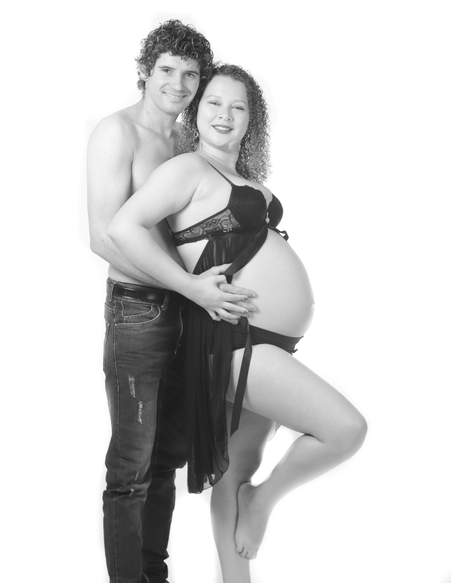 pai sem camisa com gestante