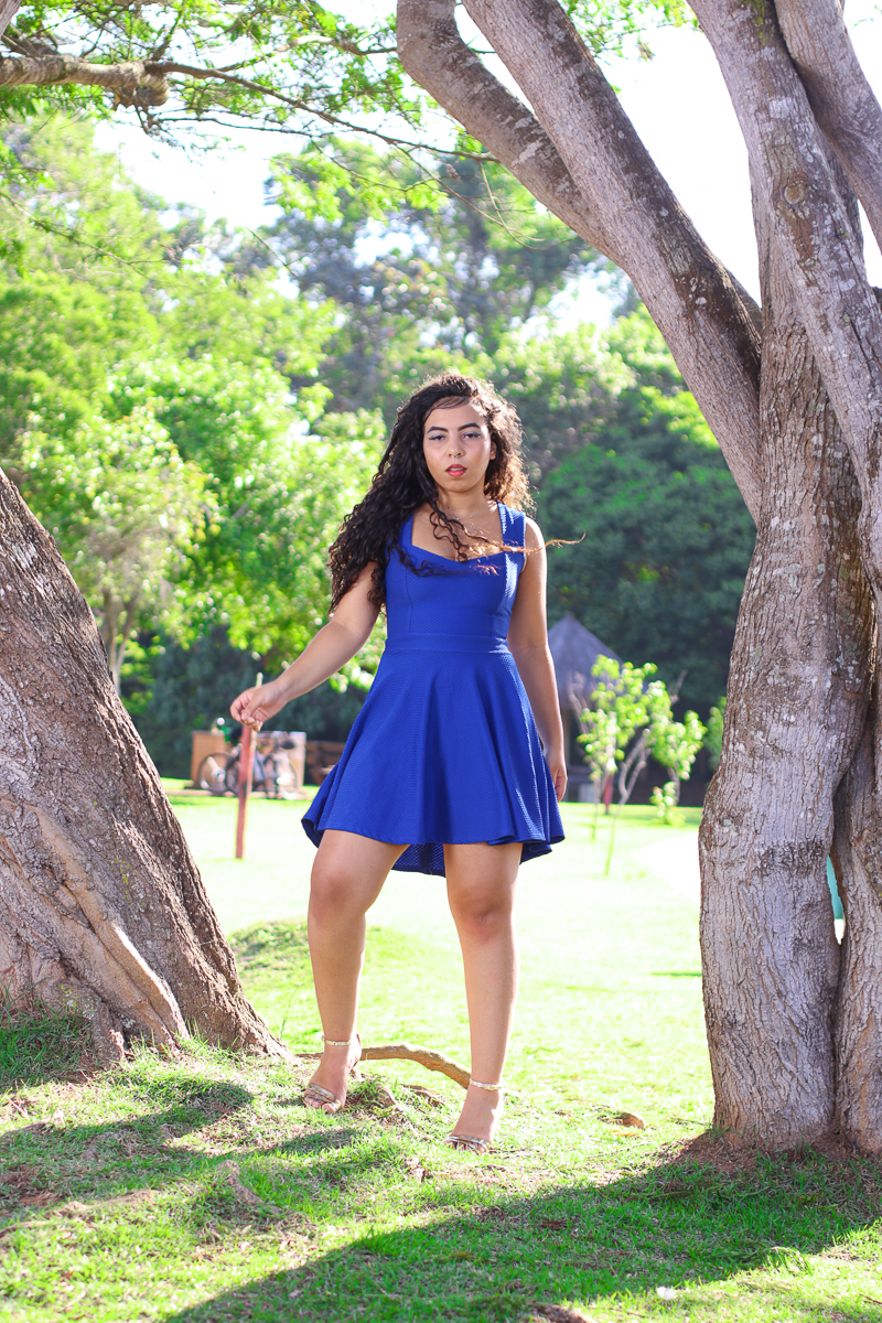 modelo de 15 anos com cabelo cacheado