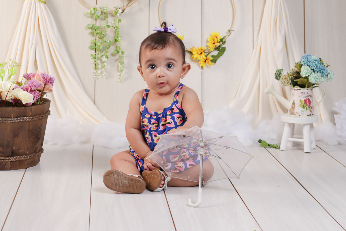 bebe com guarda chuvas