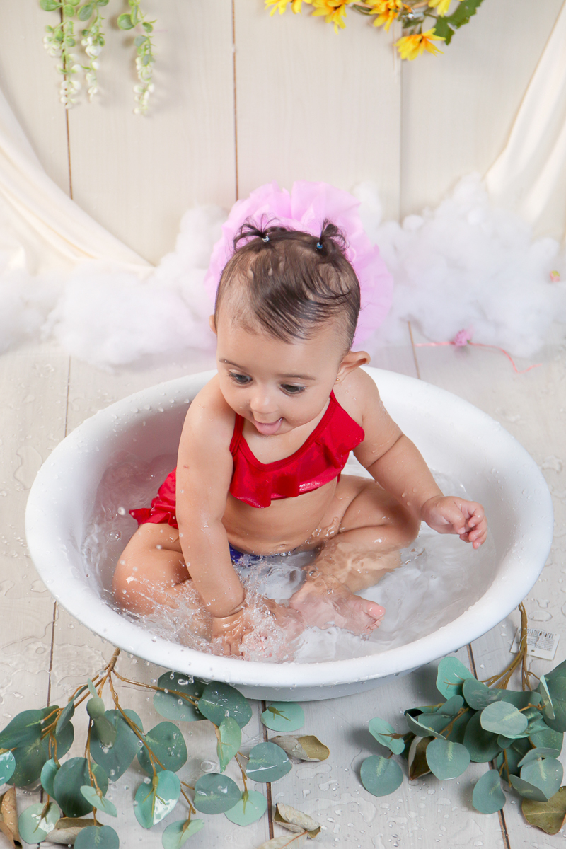 menina tomando banho bebe