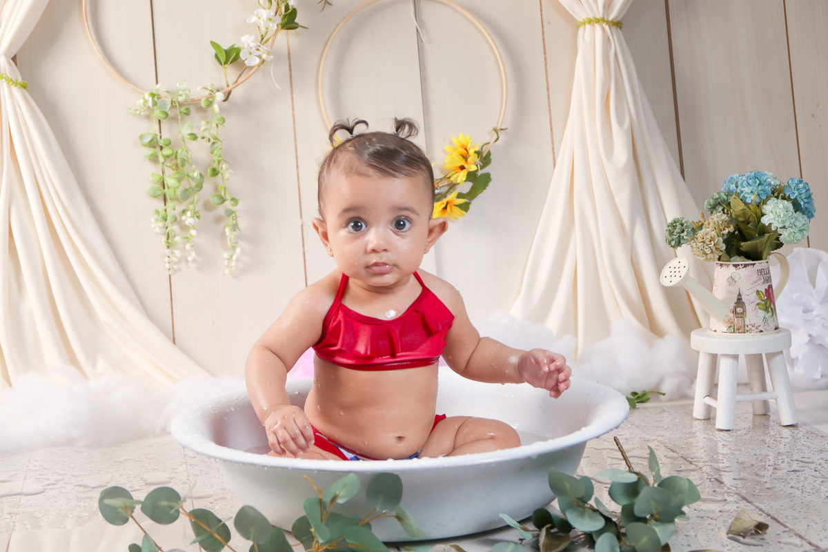 bebe menina na bacia 