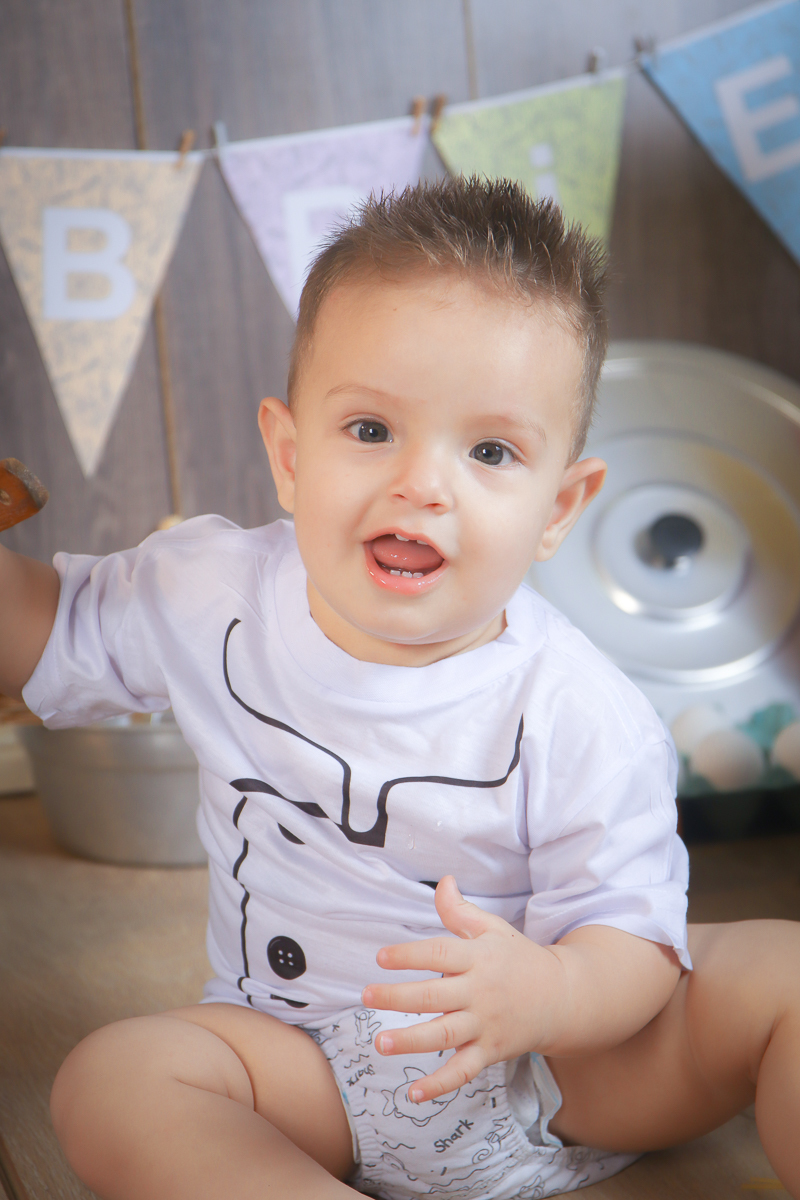 imagem de bebe na cozinha