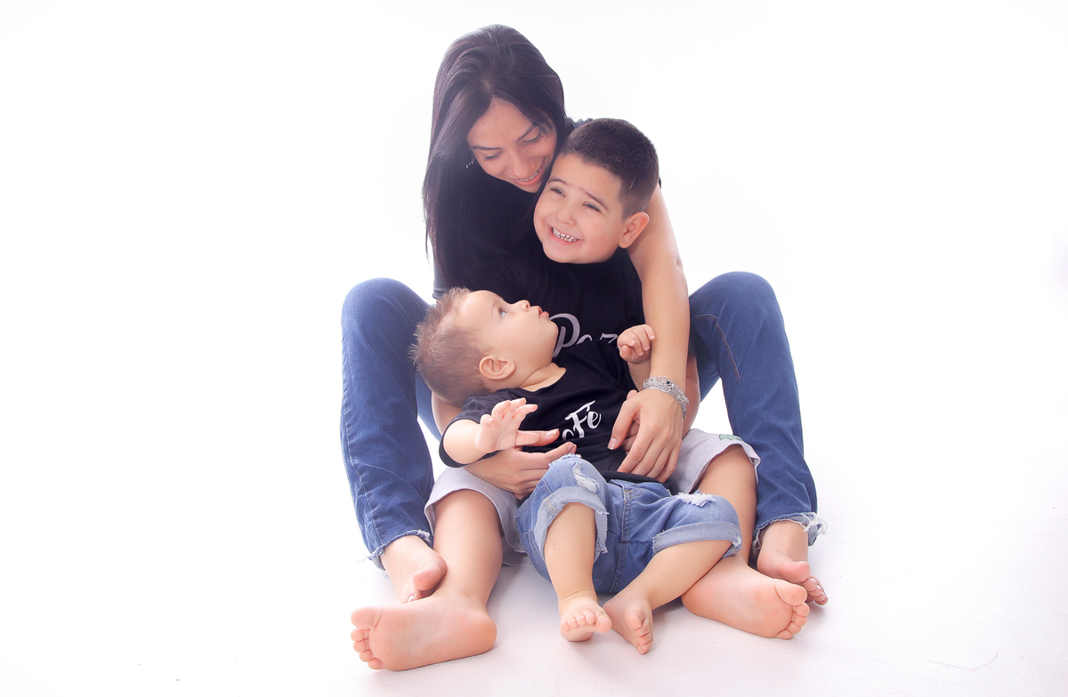 foto expontanea de irmã mais velha com irmãos