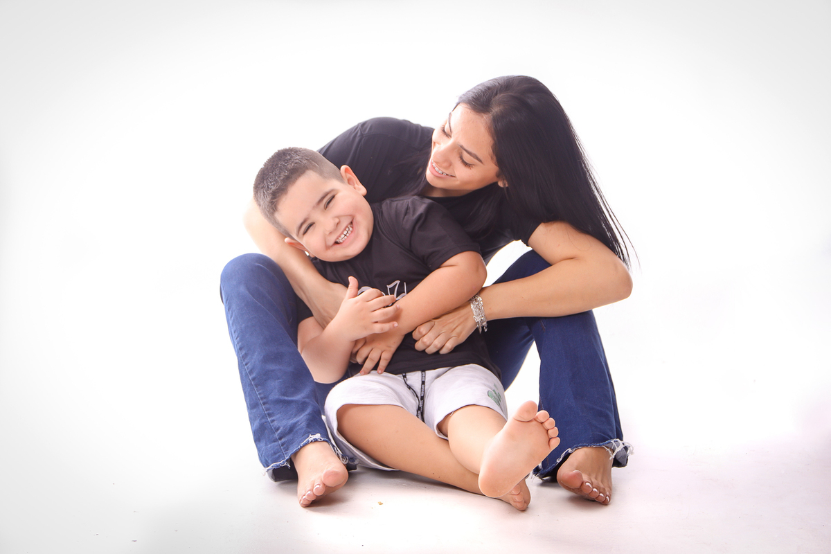 foto expontanea de irmao e irmã brincando