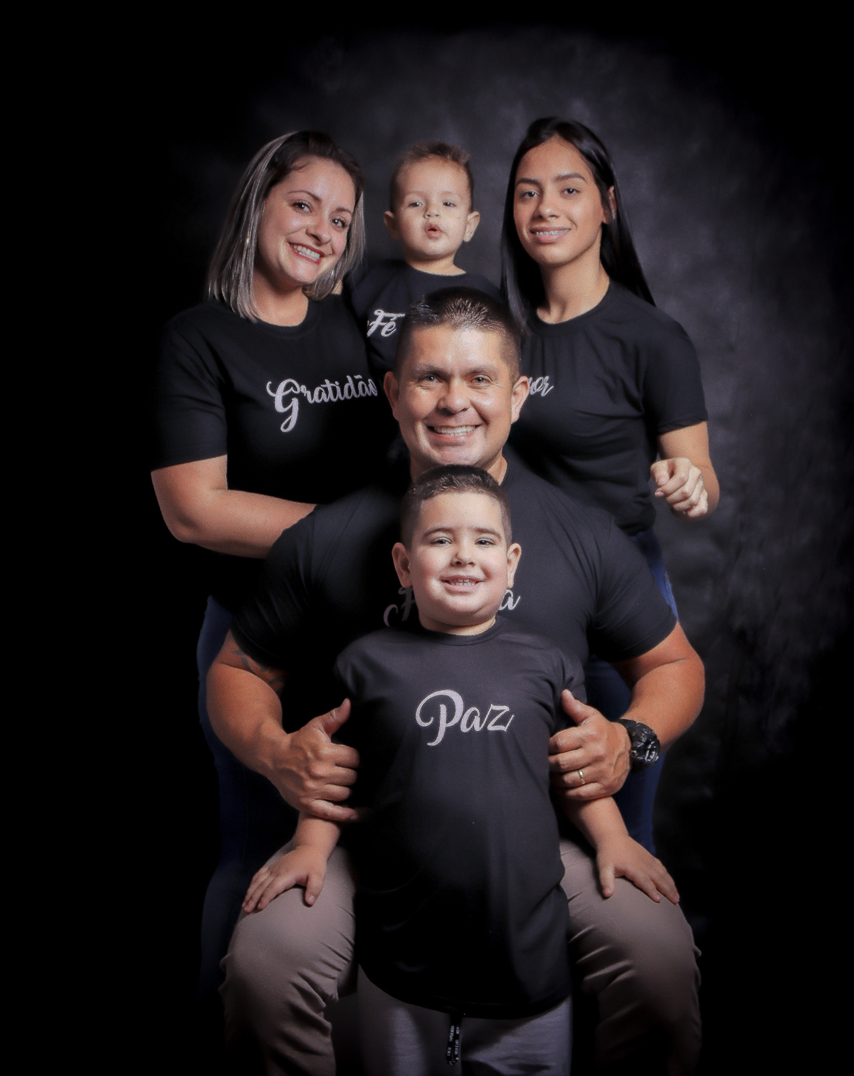 ensaio de familia em estudio com fundo branco