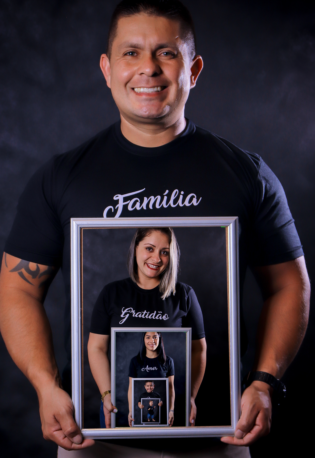 foto montagem de familia com quadros