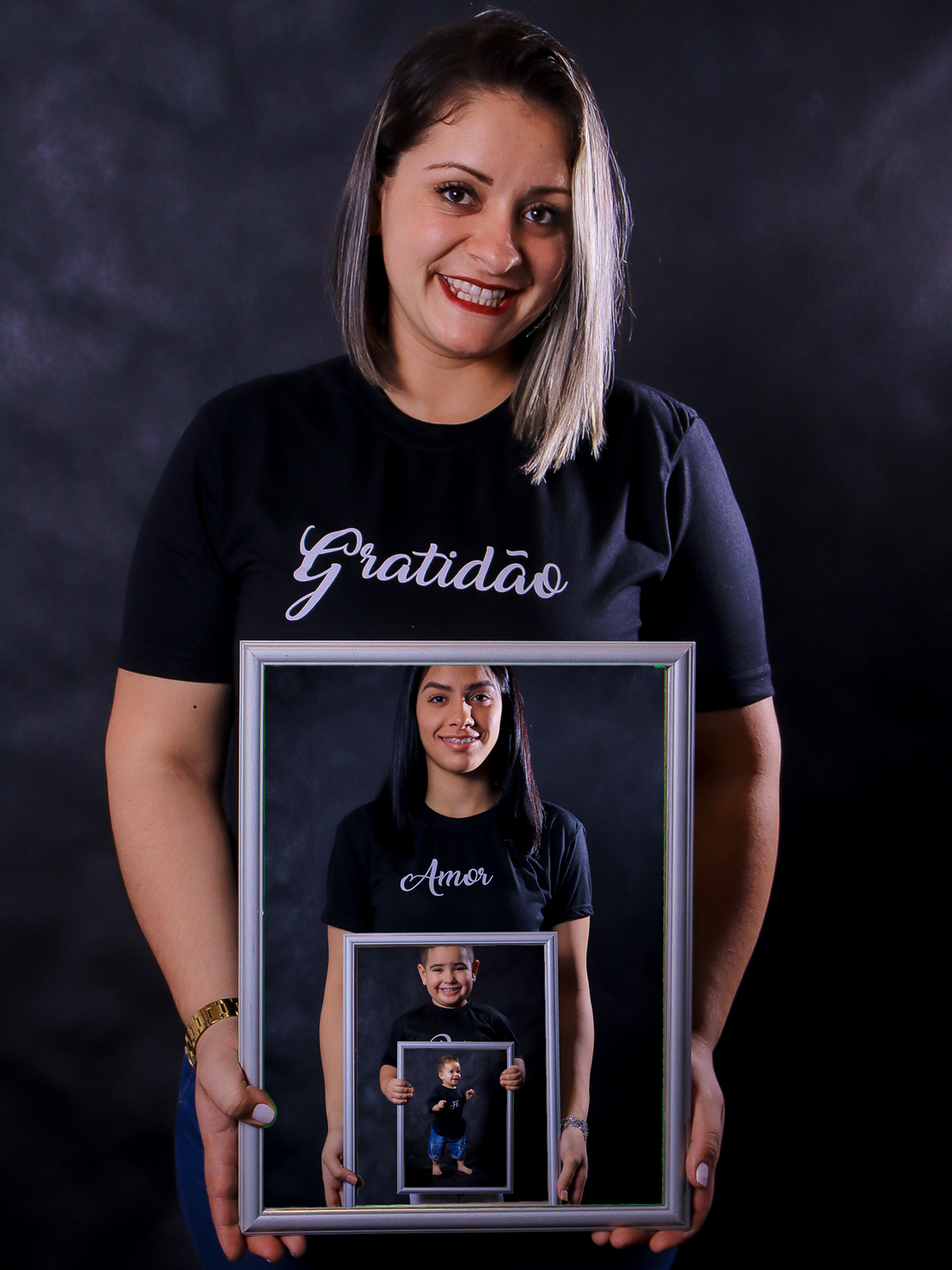 mae segurando quadro com filhos segurando quadros