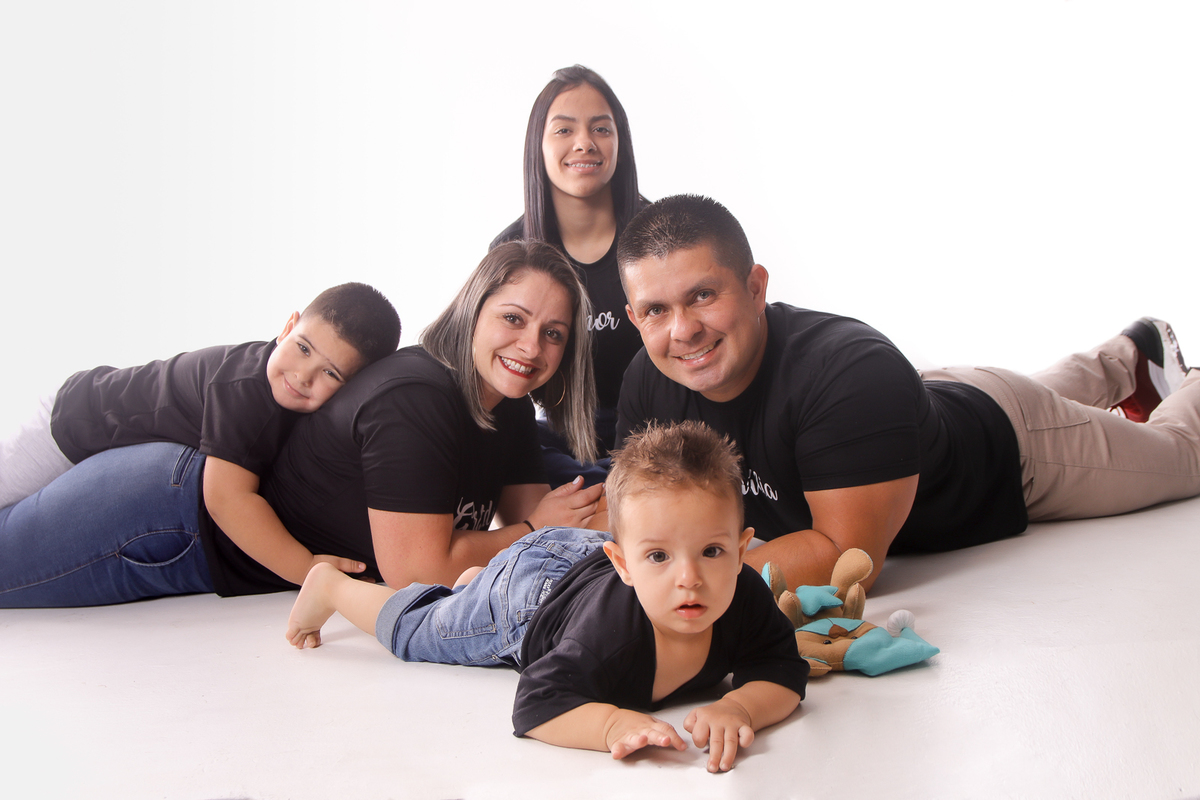 pose dos pais com tres filhos em estudio