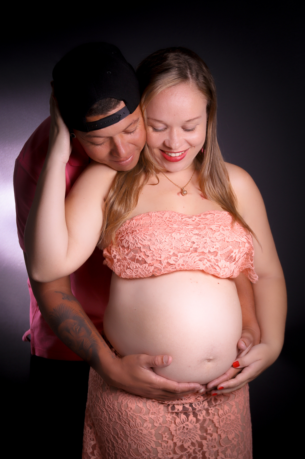 casal gestante olhando a barriga