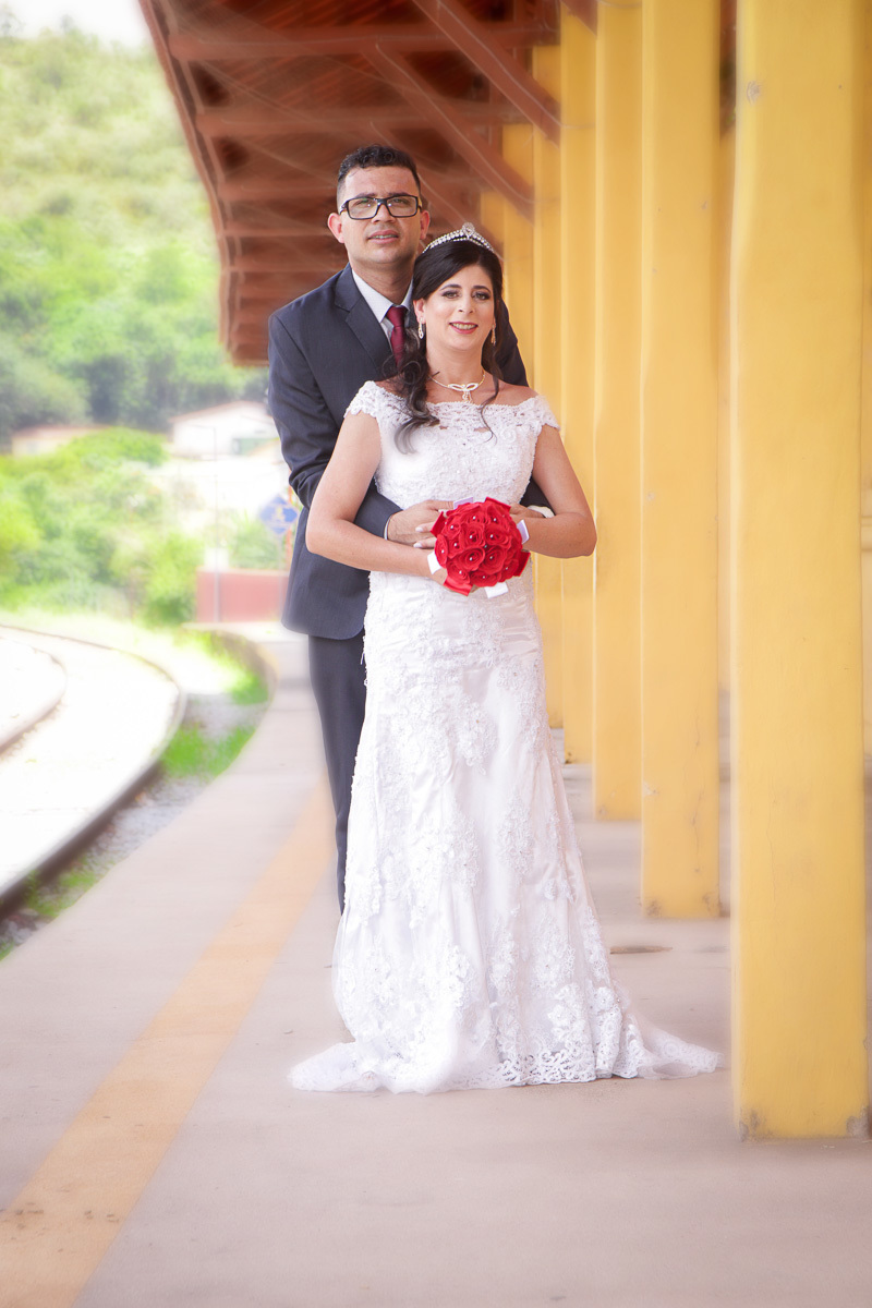 noiva e noivo na estacao de trem de guararema