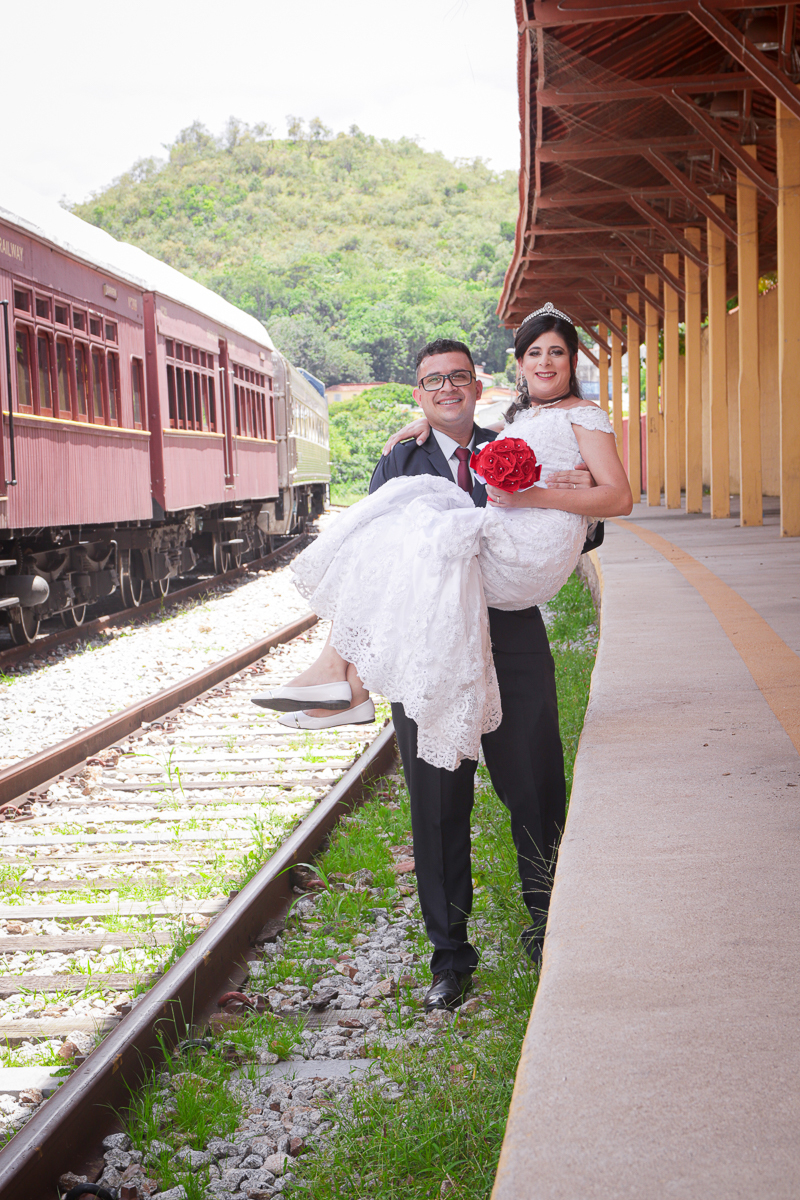 noivo carregando a noiva no colo