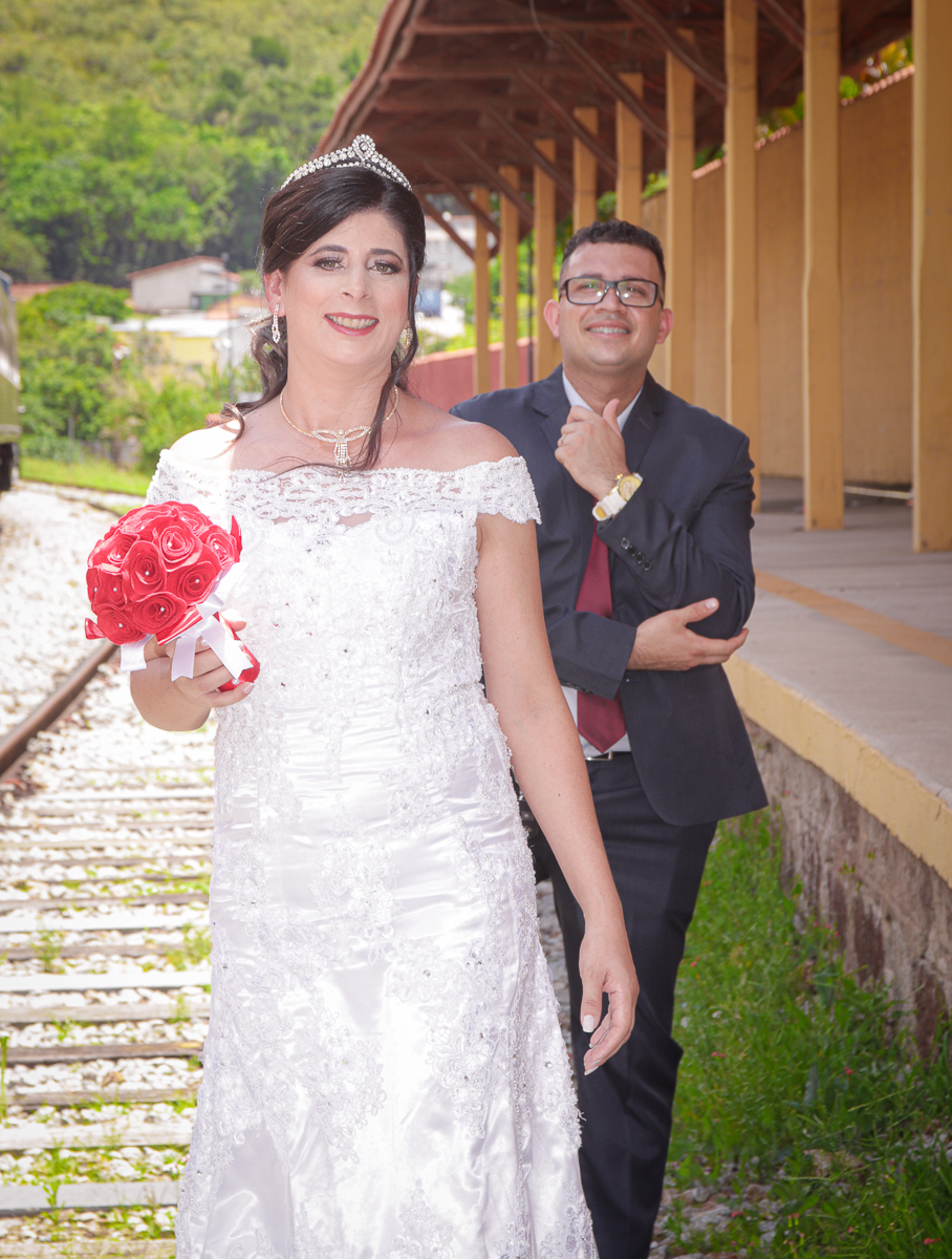 noivo olhando para noiva