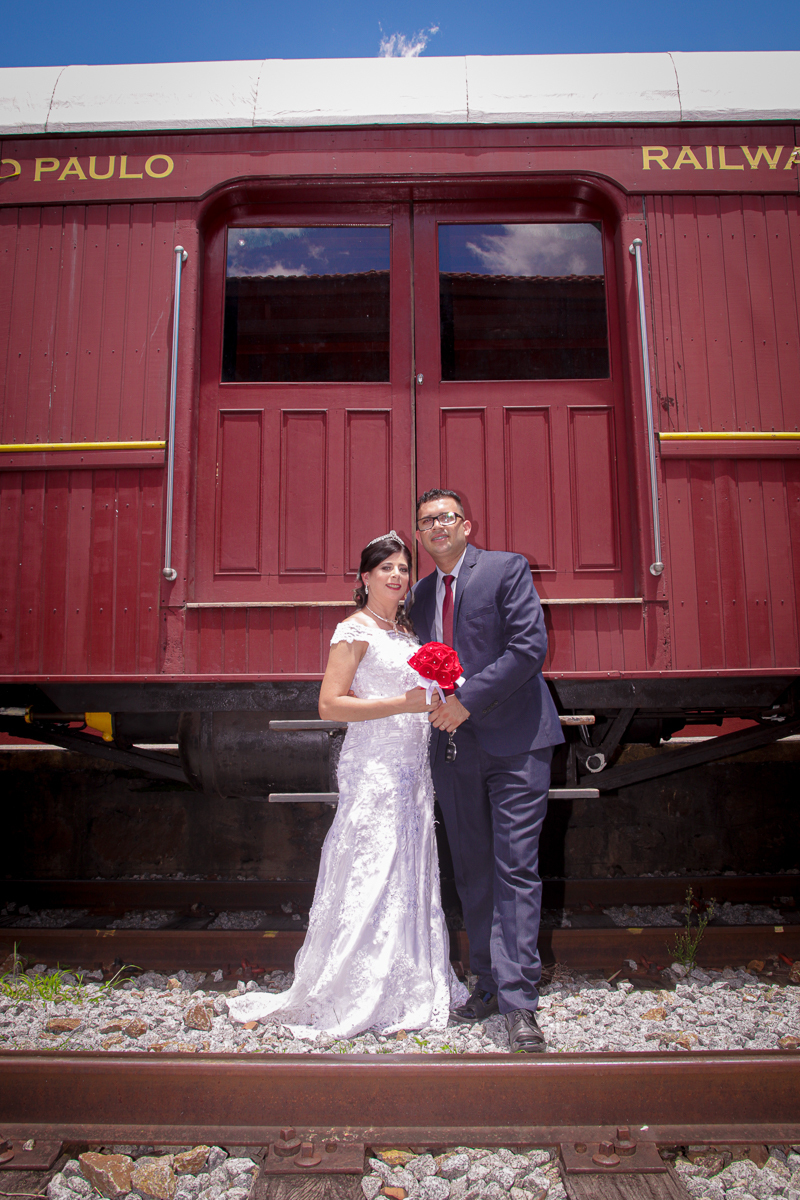 noivos ao lado do trem em guararema