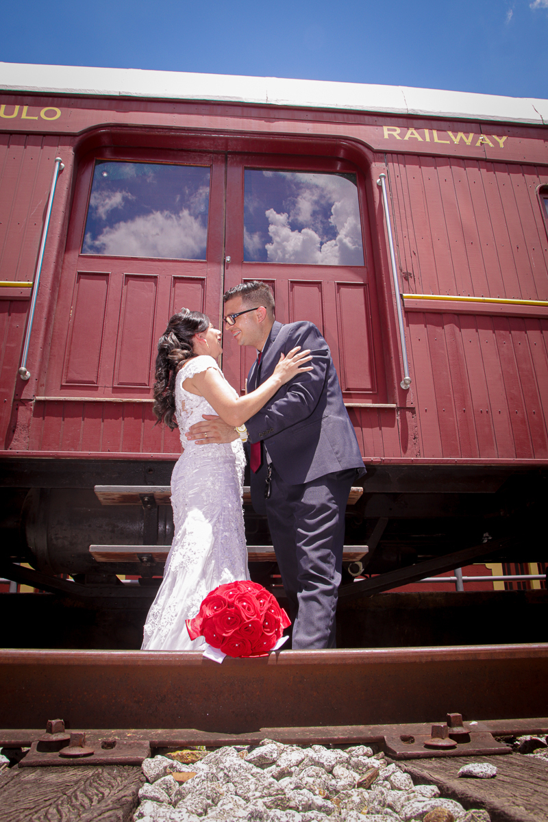 noiva e noivo na frente do trem