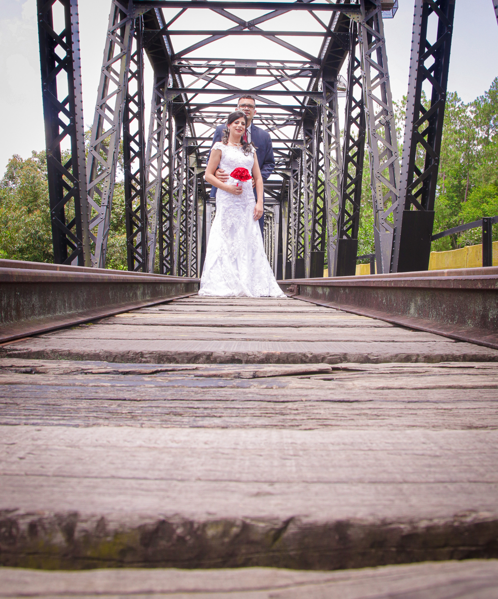 noivos na ponte do trem em guararema
