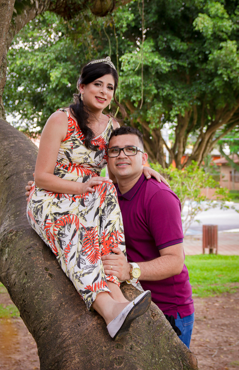 noiva sentada na arvore junto do noivo