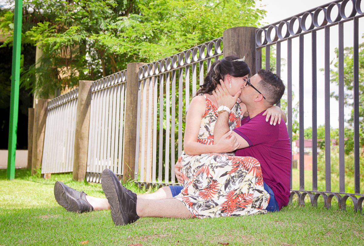 casal se beijando sentados na grama