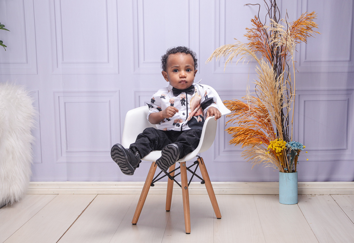 menino sentado na cadeira branca