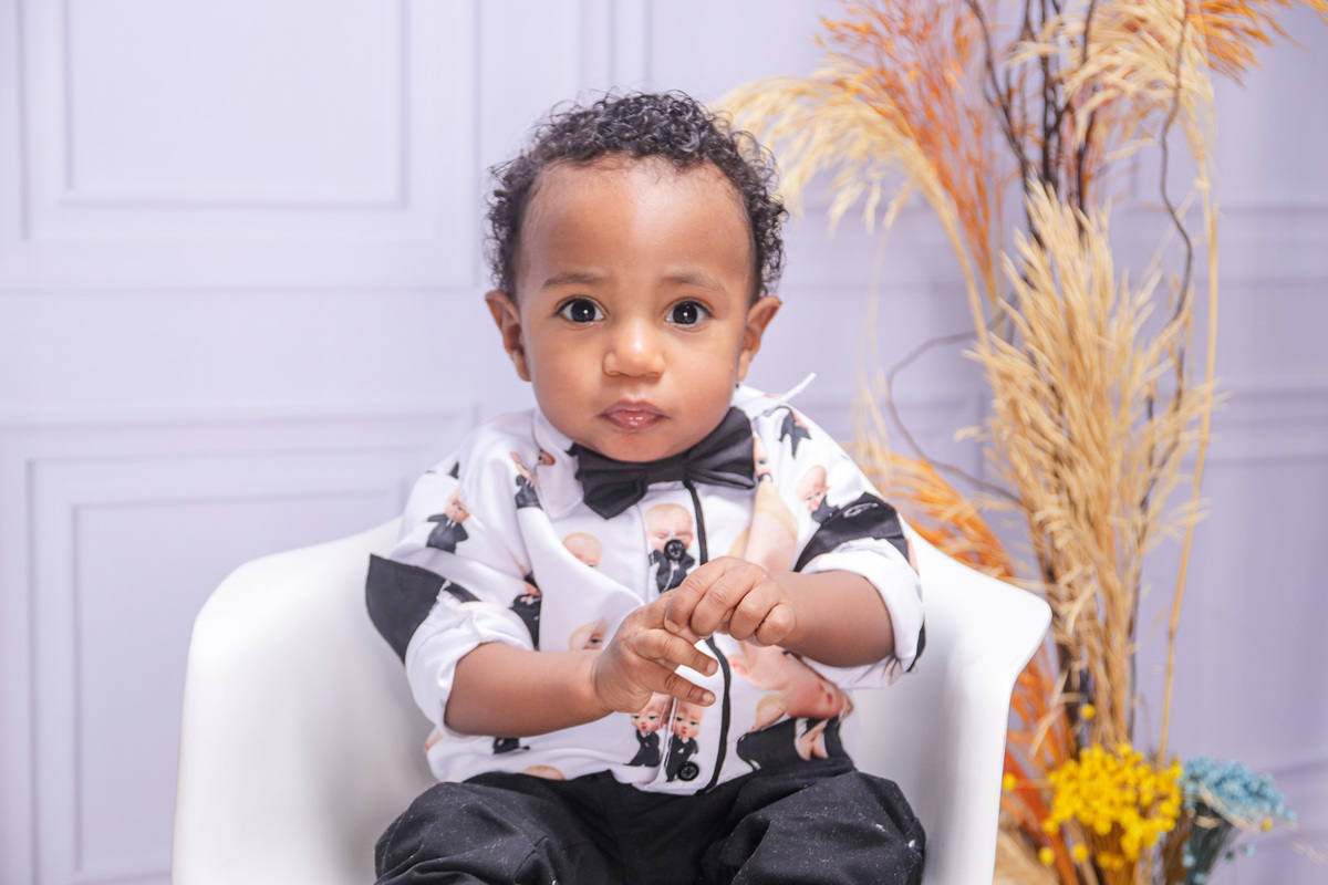 crianca sentada na cadeira branca