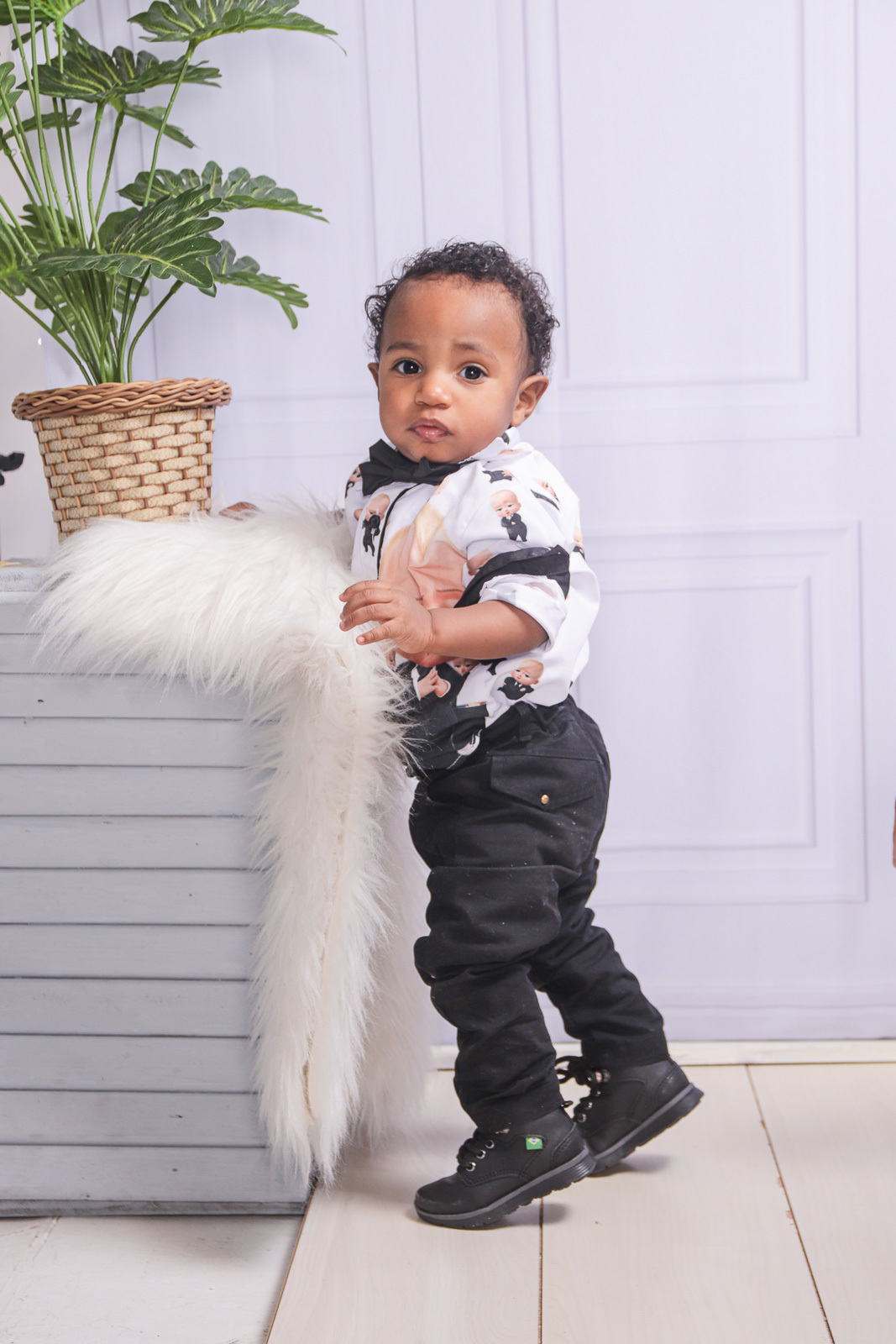 menino em pé olhando para camera