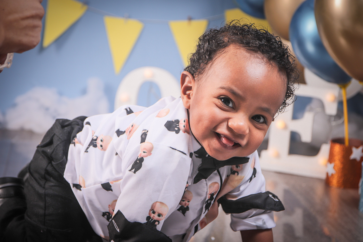 bebe de quatro sorrindo para camera