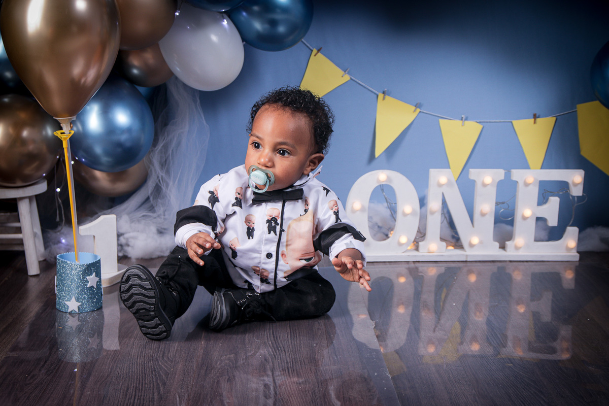 ensaio de 1 ano bebe com chupeta no estudio