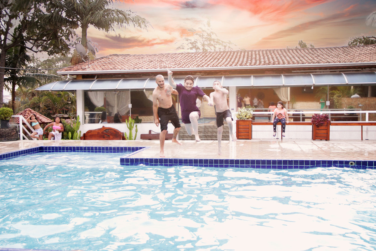 noivos pulando na piscina