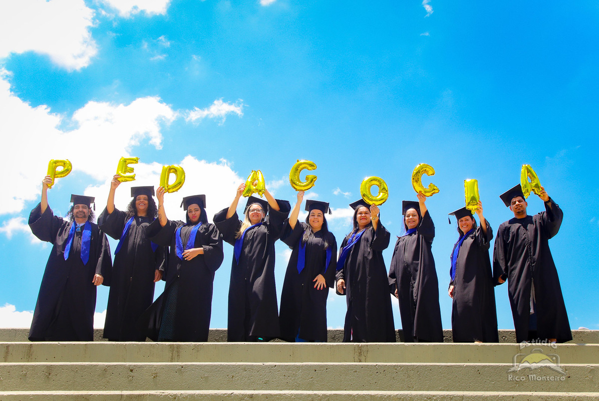 formandos segurando baloes