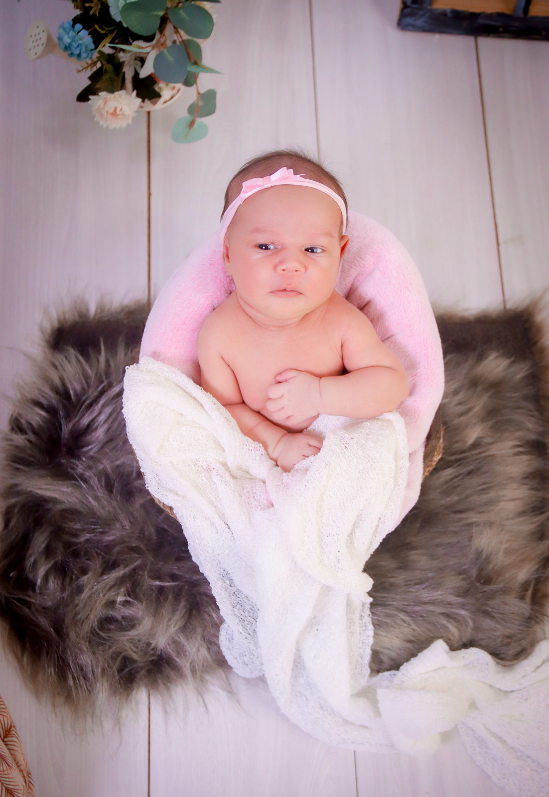 bebe newborn com olhos abertos