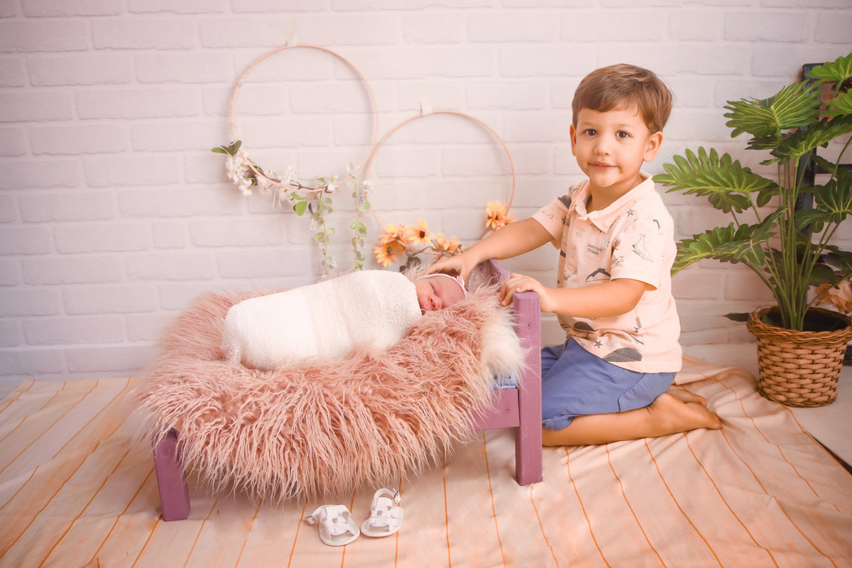 irmaozinho com bebe na cama