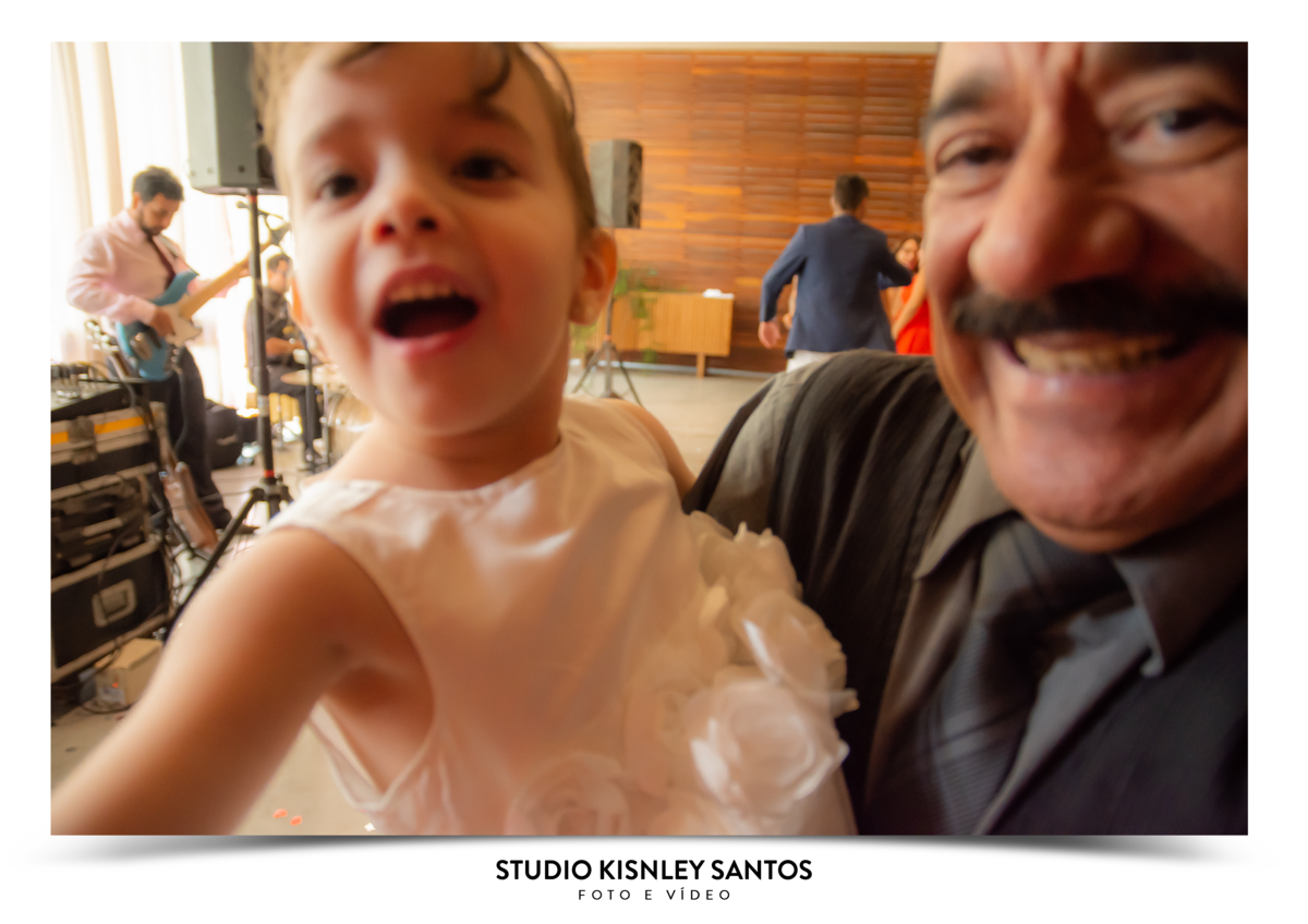 Essa foto para mim é muito importante, ela desconsidera o desfoque pois esse momento impar aonde tentava ser discreto mais o momento me atraia para dentro desse instante foi único, o disparo do click foi inevitável mesmo sabendo que não ficaria em foco.