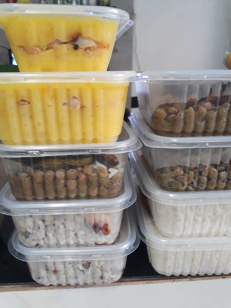 Separando os pedidos das marmitas fit