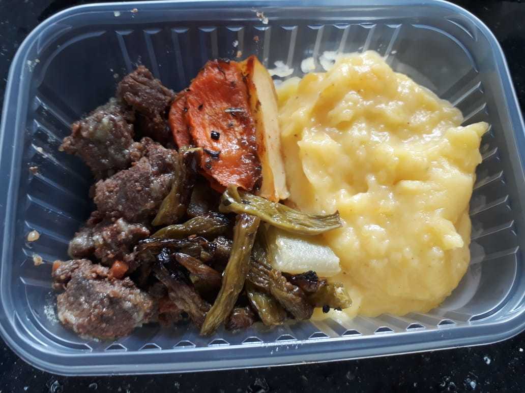 Purê de mandioquinha, legumes assados e carne de panela. Comida saudável e gostosa