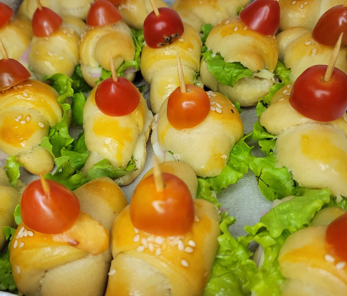 Mini-Sanduiches
Tipo 1: Pão, Queijo, Presunto, Maionese e Alface.
Tipo 2: Pão, Queijo, Salame, Requeijão e Alface