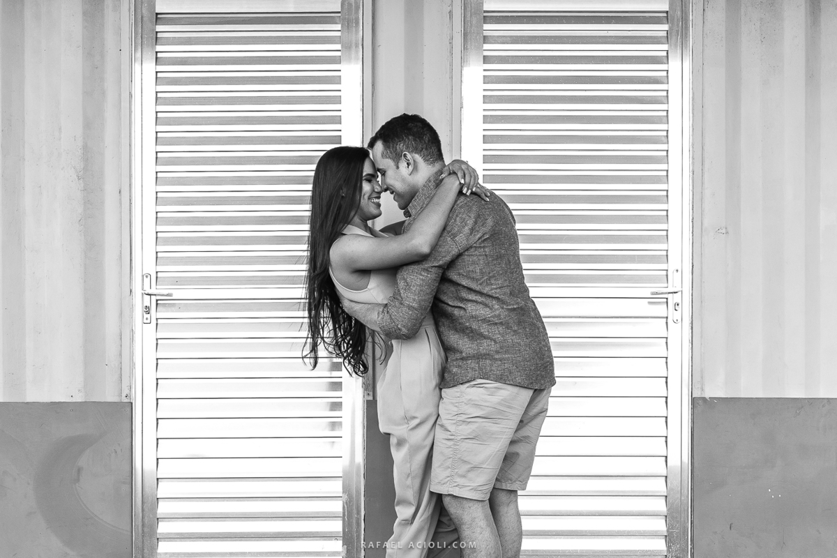 casal com a testa colada e eles estão abraçados 