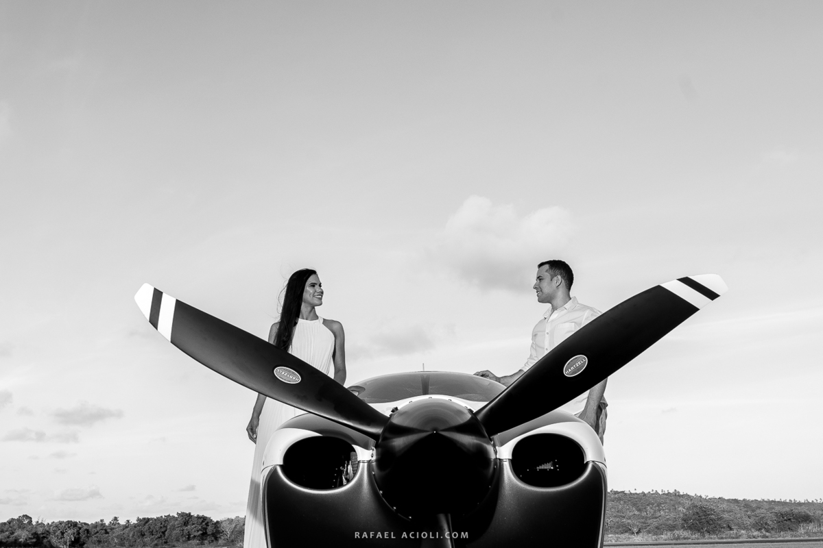 noivo e noiva em cima do avião olhando um pra outro na foto preto e branco