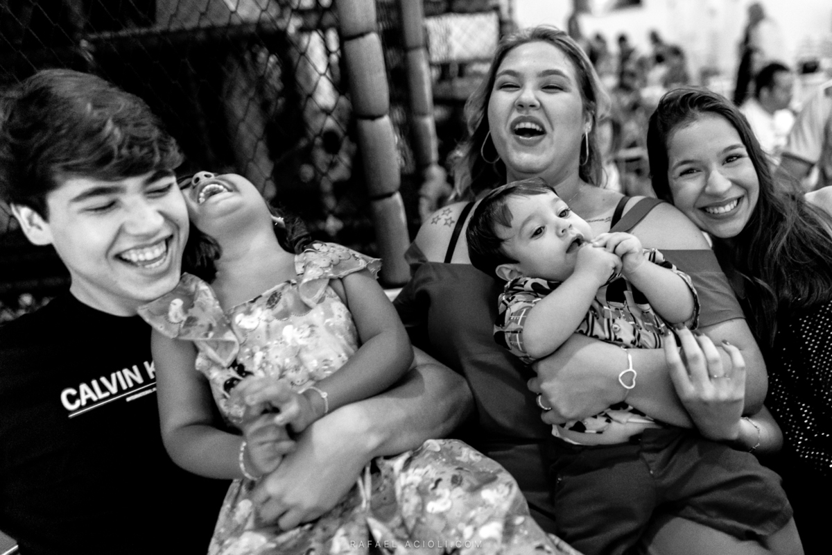 Nova foto em preto e branco com sorriso em família