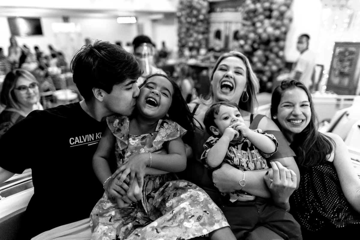 Muitos sorrisos em preto e branco para a foto