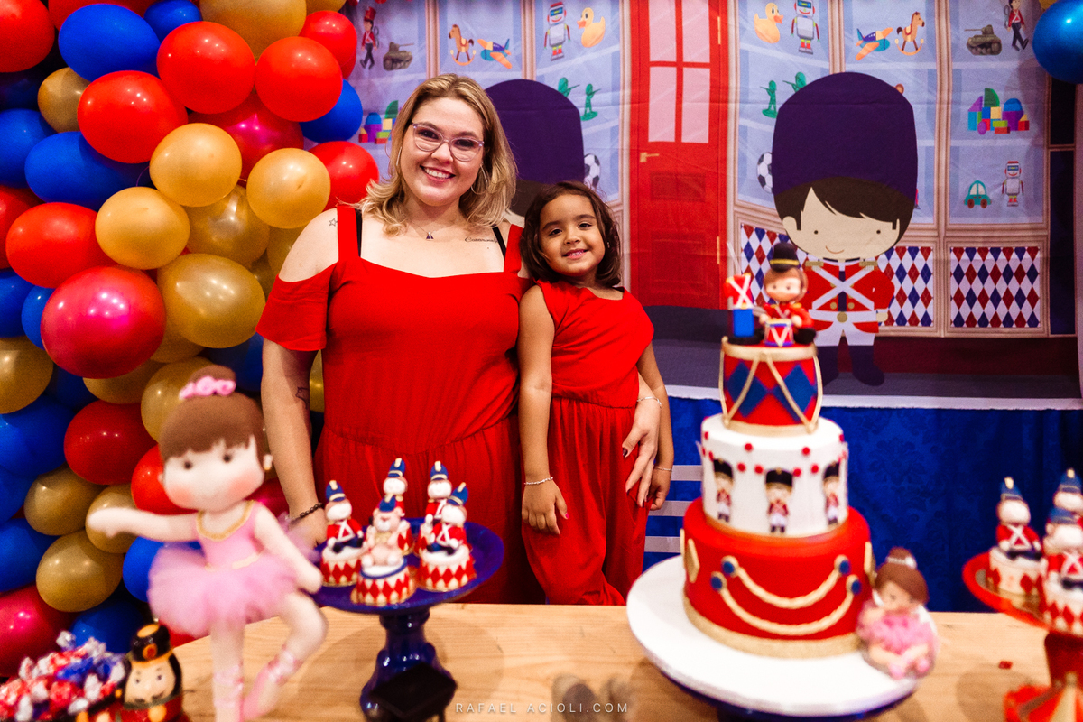 Parentes tiram foto diante da mesa decorada