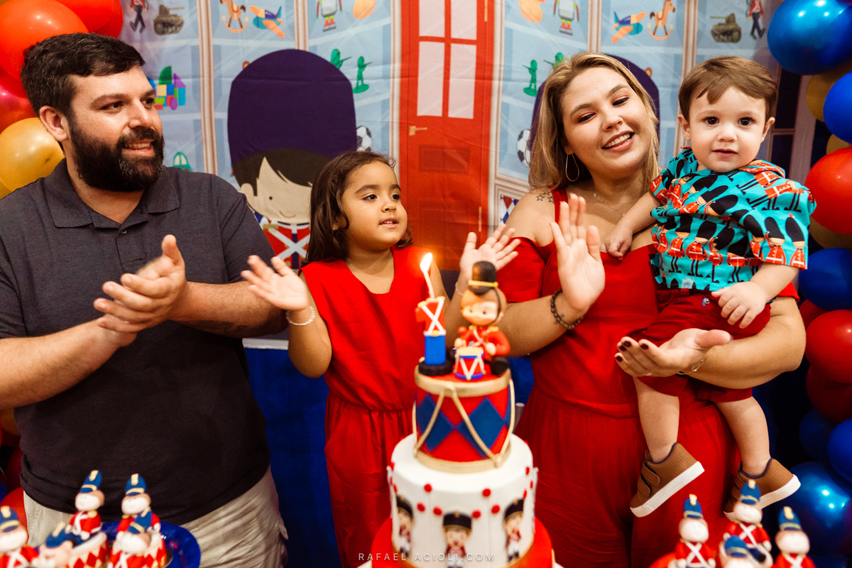 Pais batendo parabéns com o filho