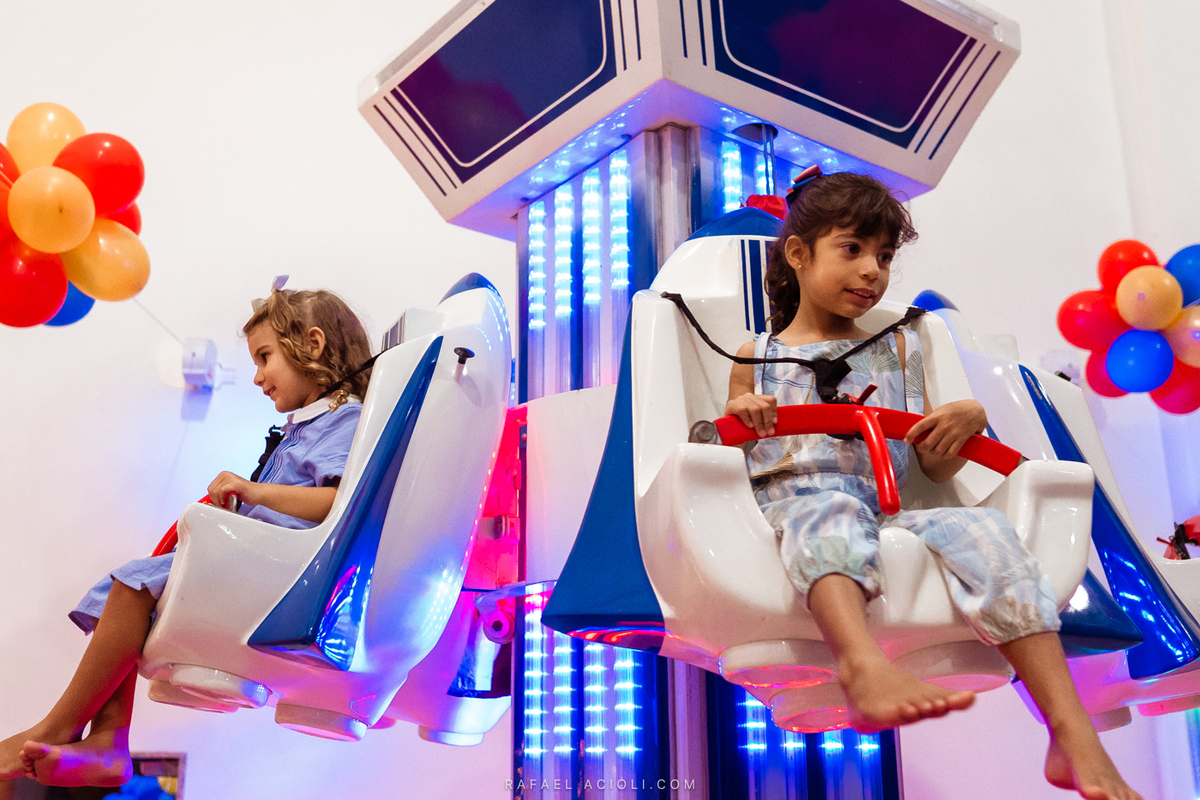 Meninas brincando no parquinho de diversões