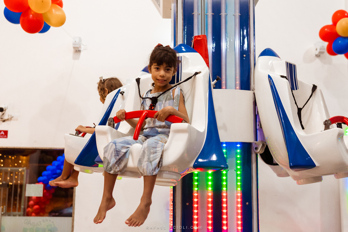 As meninas se divertem no mini parque de diversões