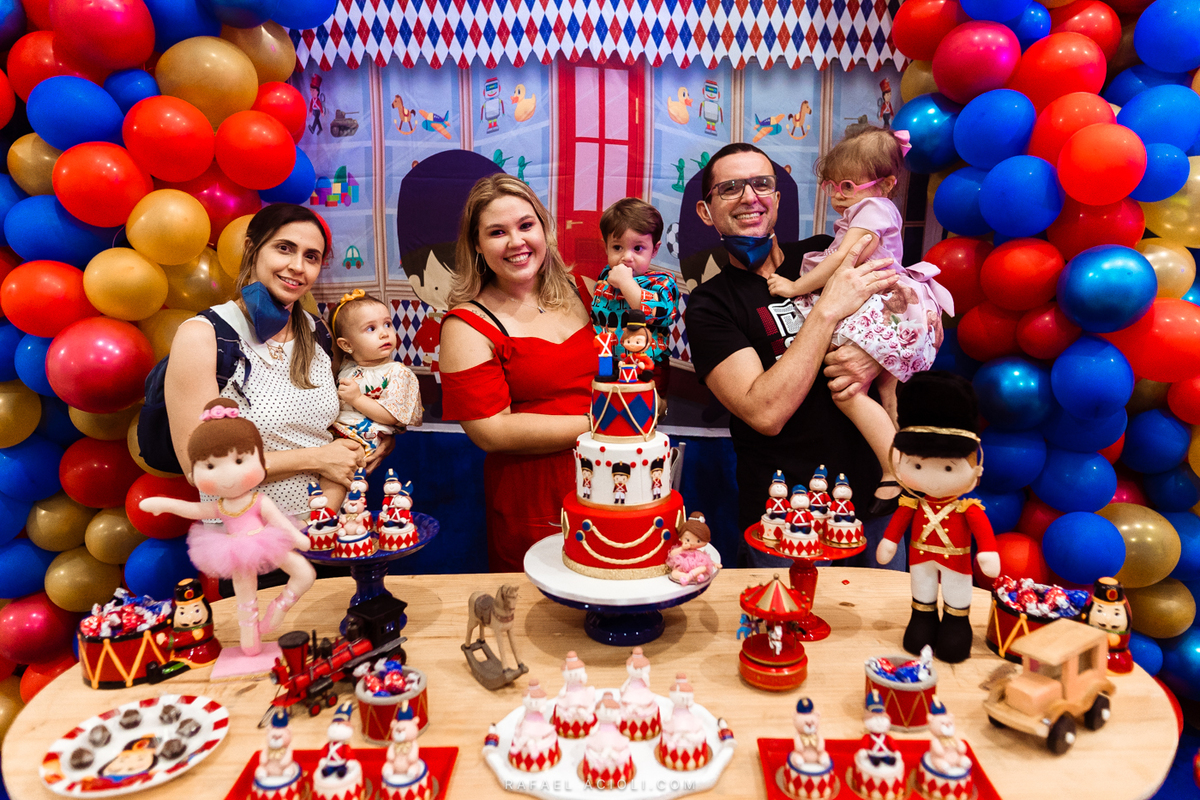 Mãe, Antônio e parentes tirando foto atrás do bolo