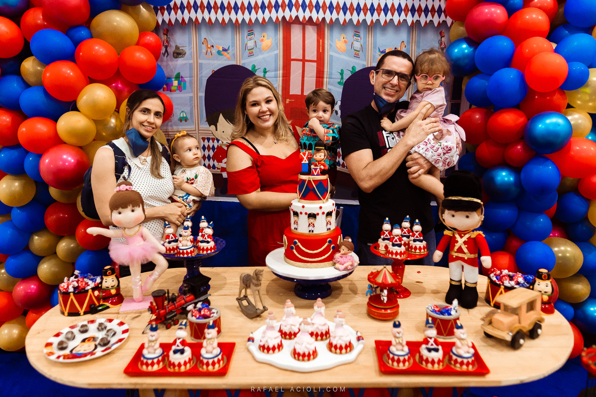 Antônio, mãe e parentes tirando foto atrás do bolo