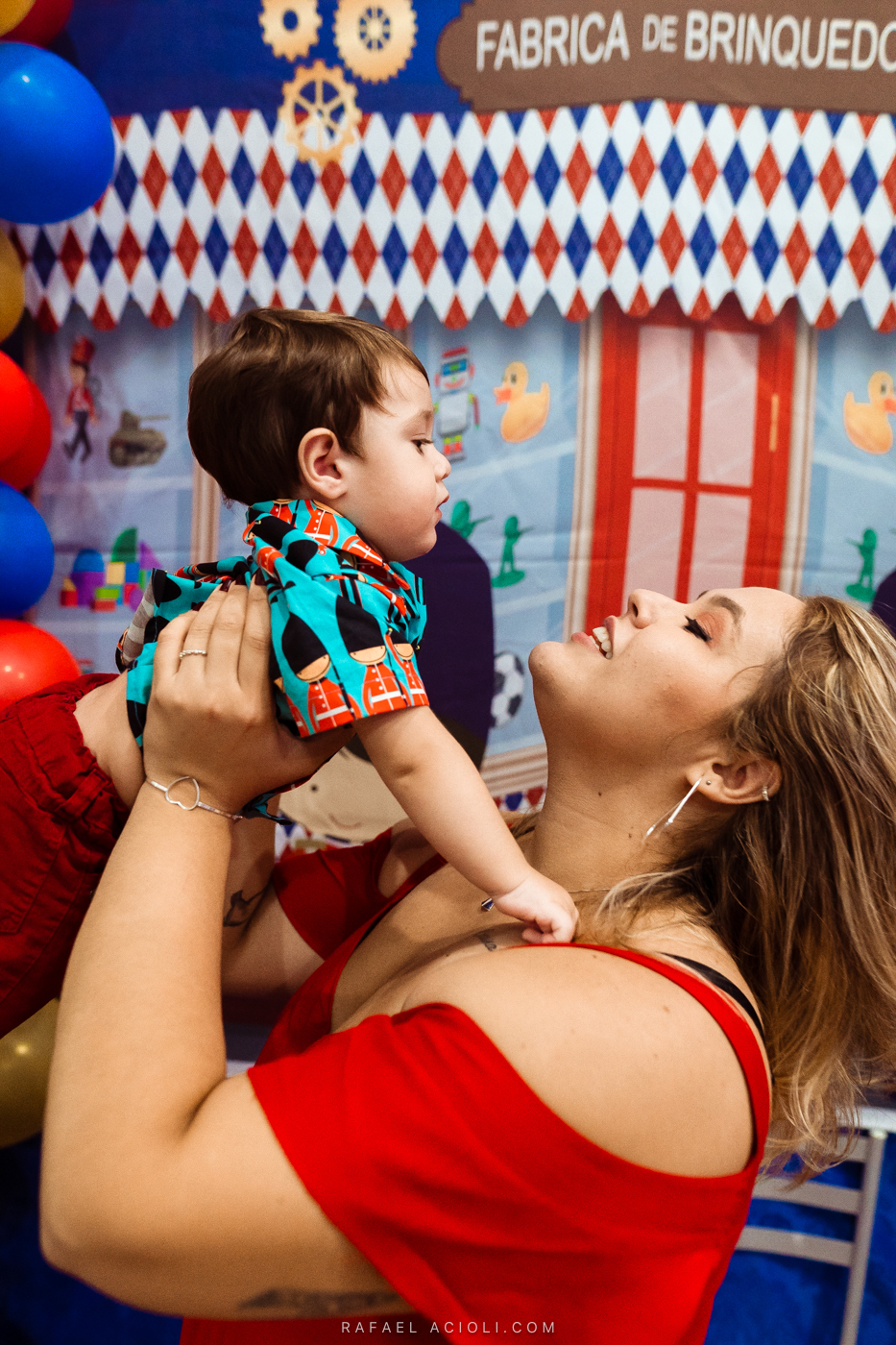 Mãe ergue o aniversariante ao ar